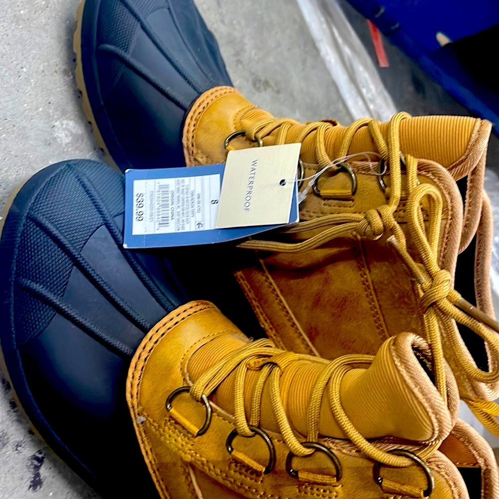 Universal Thread Women’s Waterproof Boot